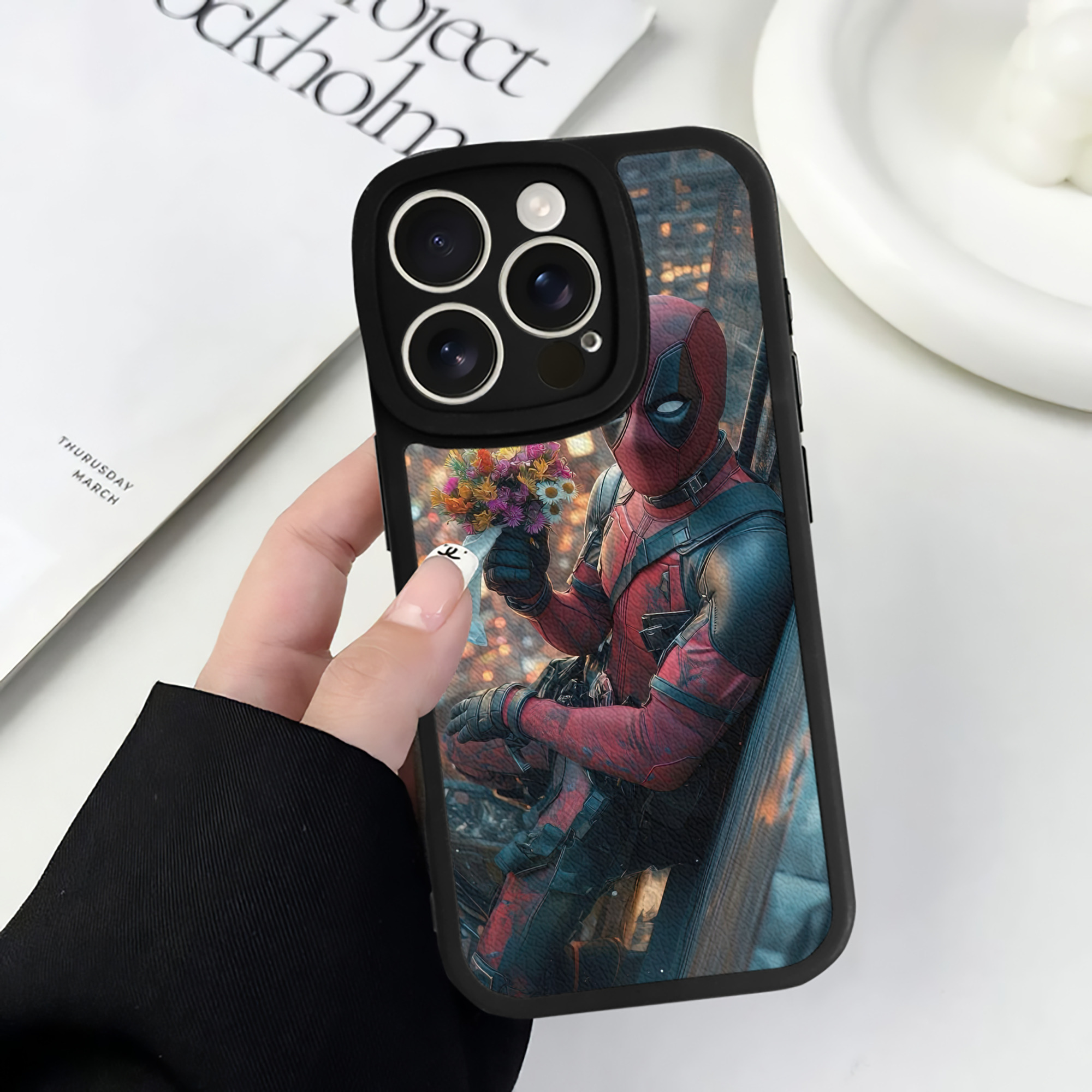 （画像用） Deadpool デッドプール 【iPhone 16シリーズ対応】シリコンスマホケース（レザー調） 材質：シリコン